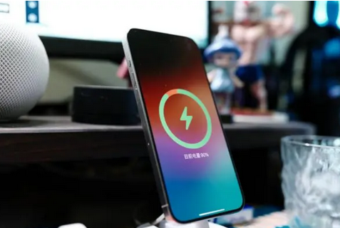 始兴苹果15换屏服务分享用什么充电器给iPhone15充电更好 